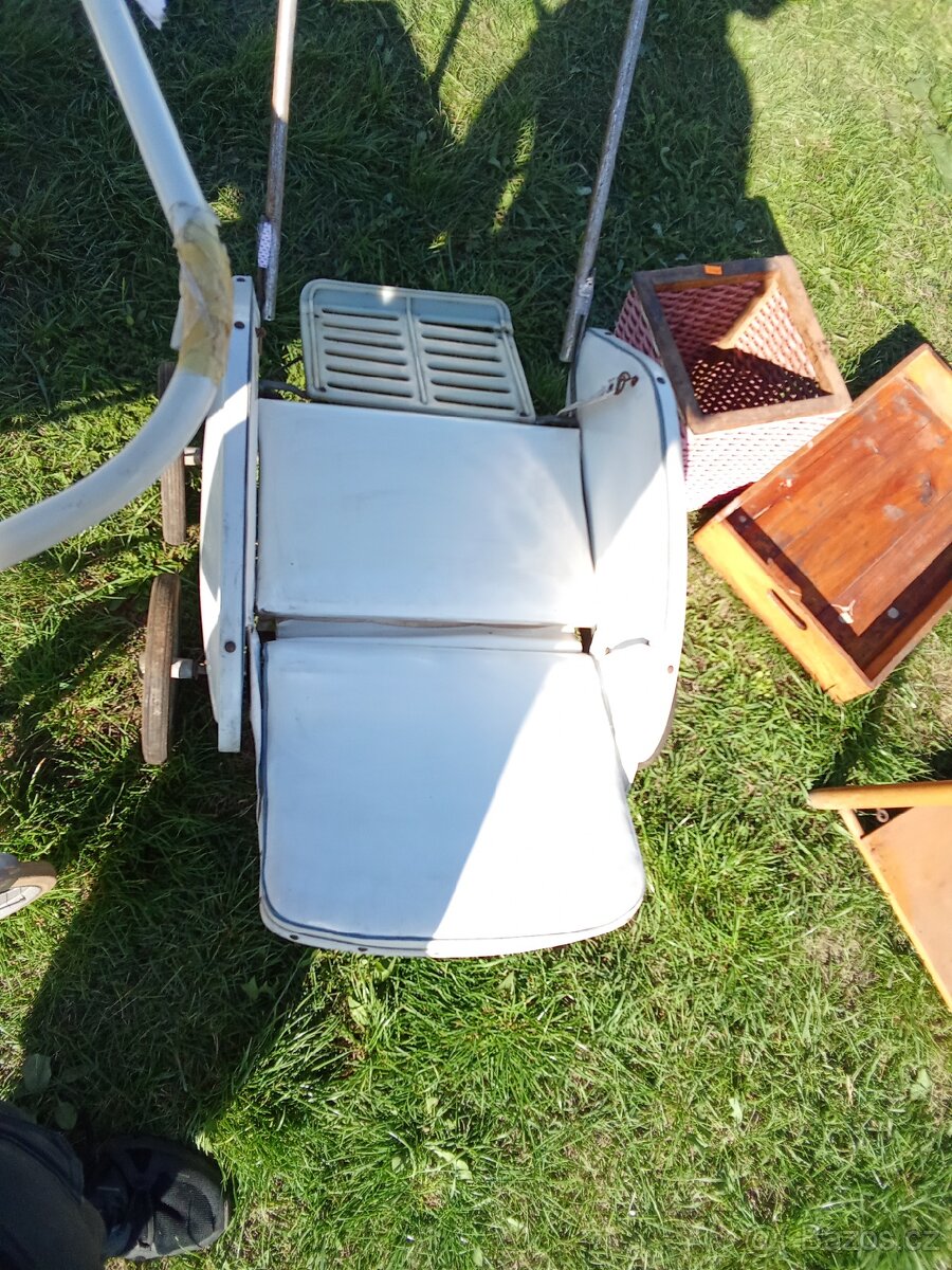 Bílý retro kočárek