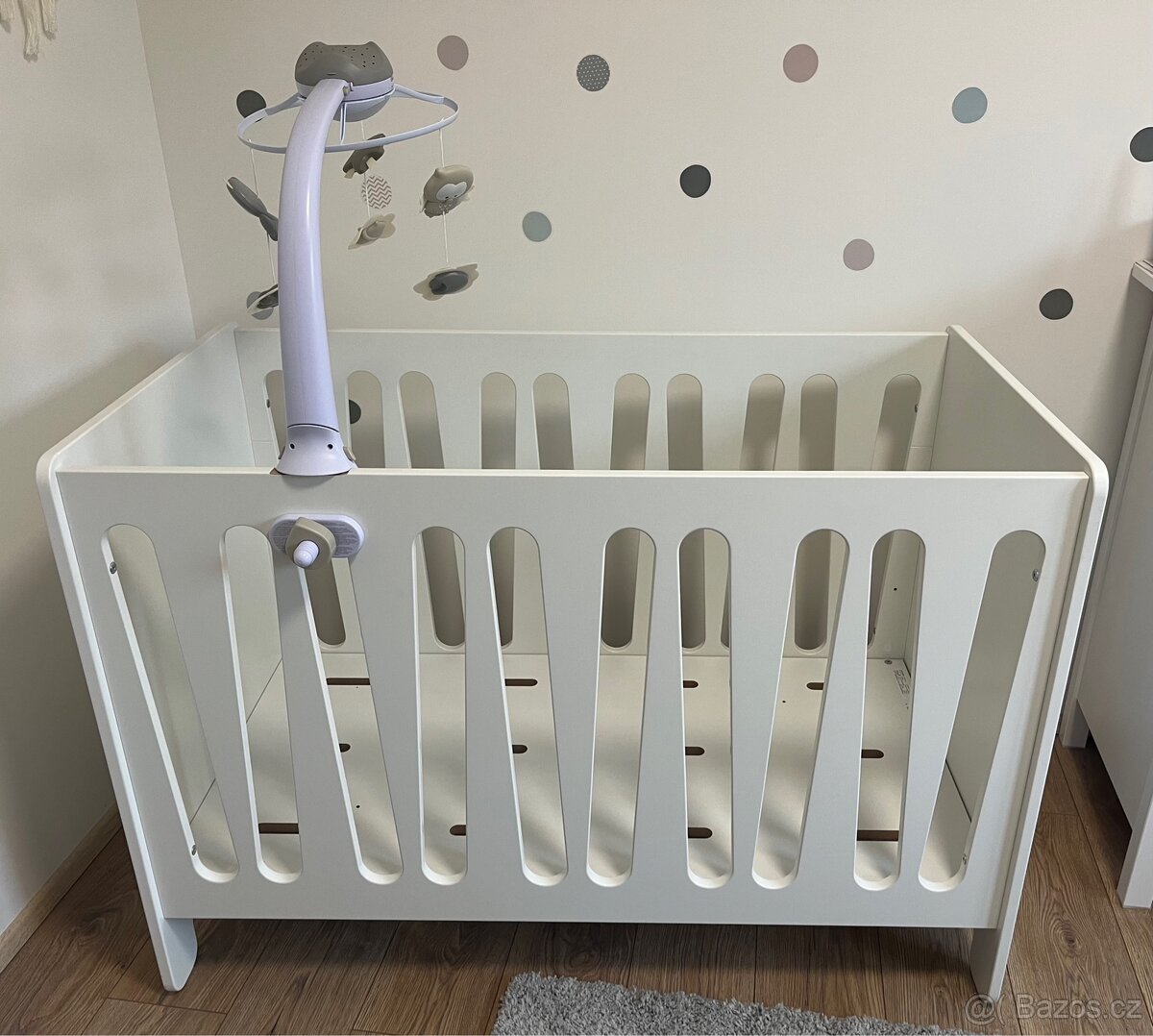 Dětská postýlka s matrací a kolotočem