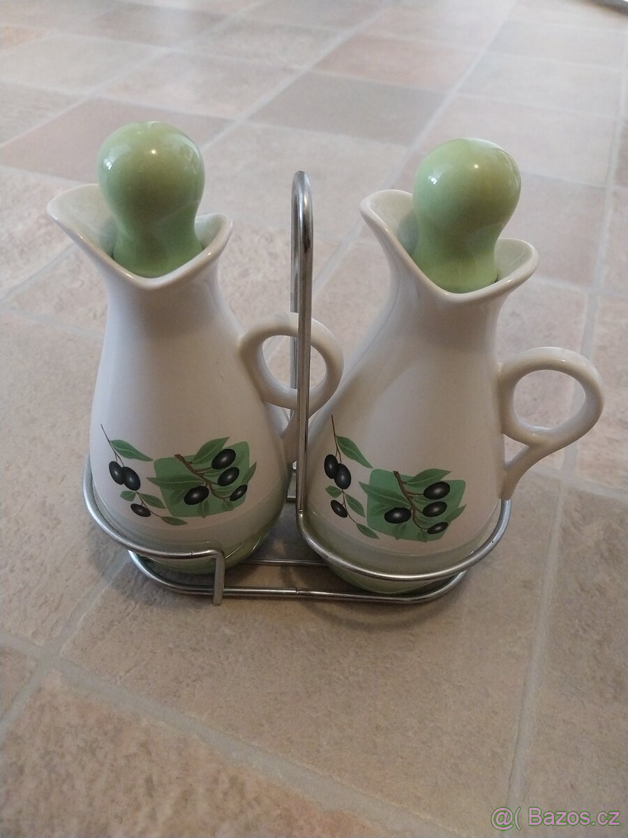 Dochucovadla /Keramická karafa/konvička na olej/ocet