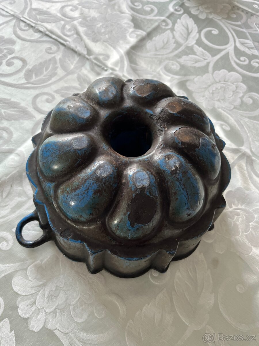 Historická litinová forma na bábovku