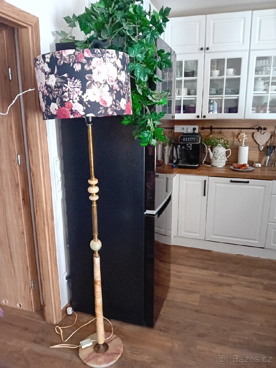 Stojací lampa