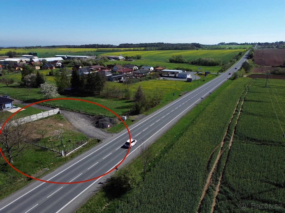 Komerční pozemek u hlavní silnice