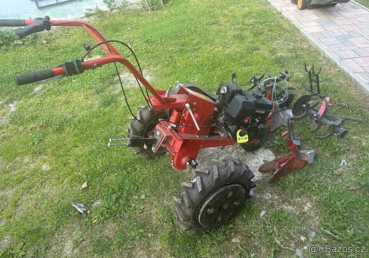 Benzínový kultivátor