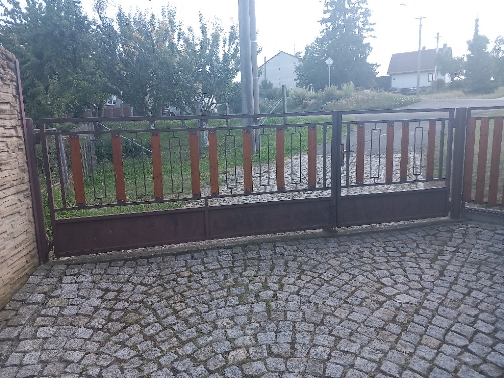 Dvoukřídlá brána