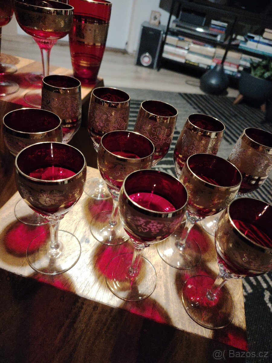 Granátové sklo se zlatým zdobením