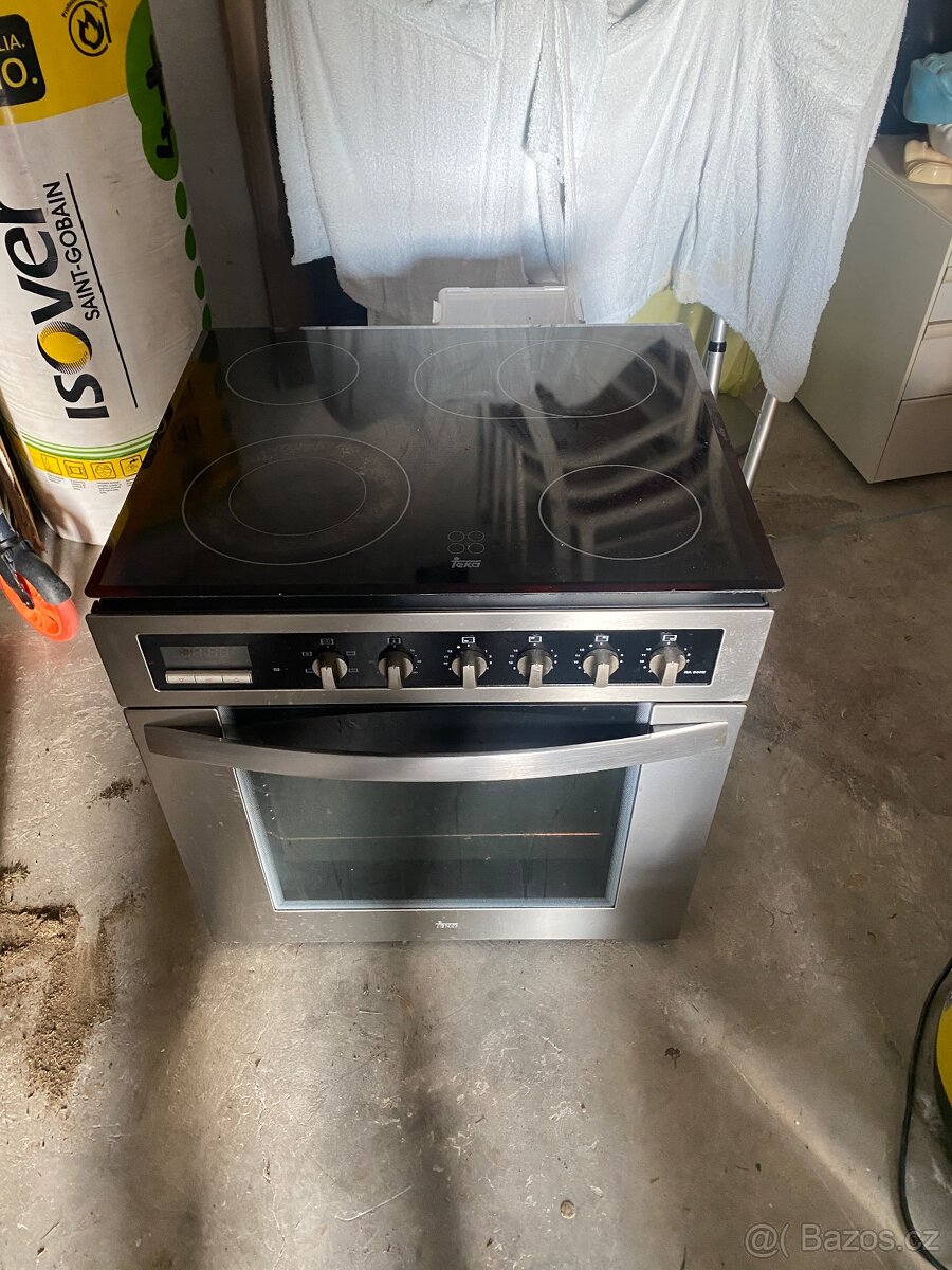 Sklokeramicka deska s troubou