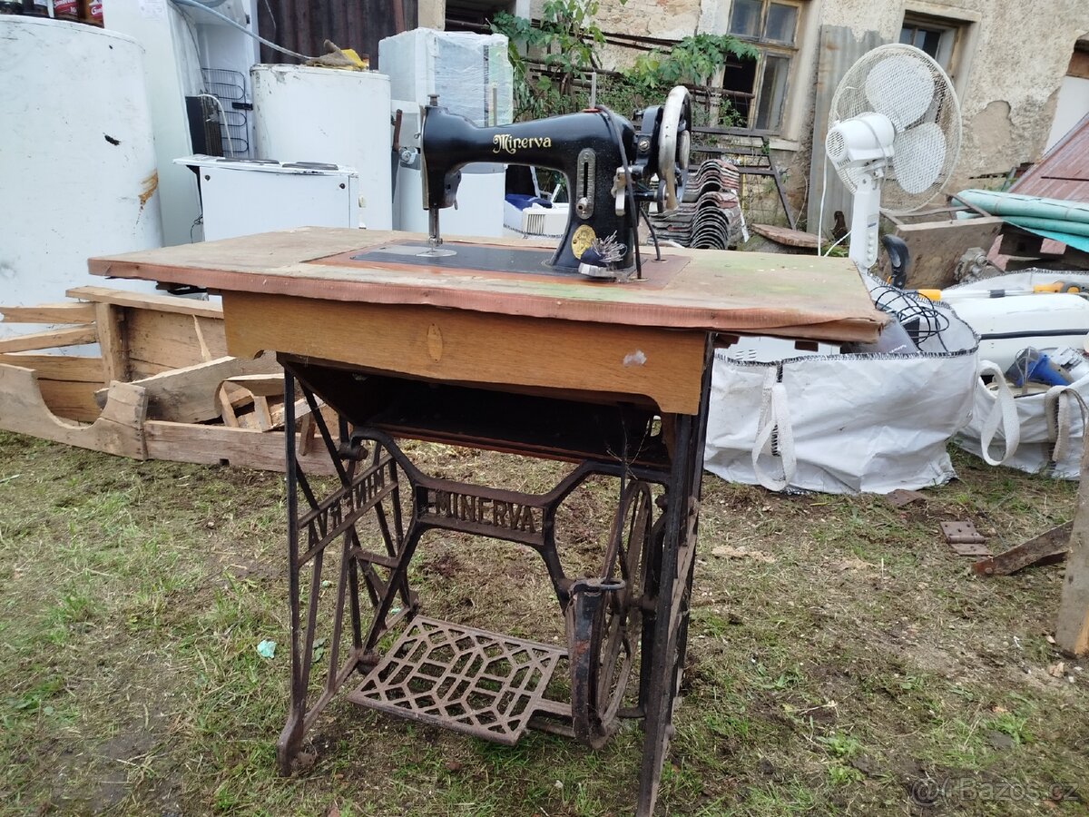 Šlapací šicí stroj Minerva