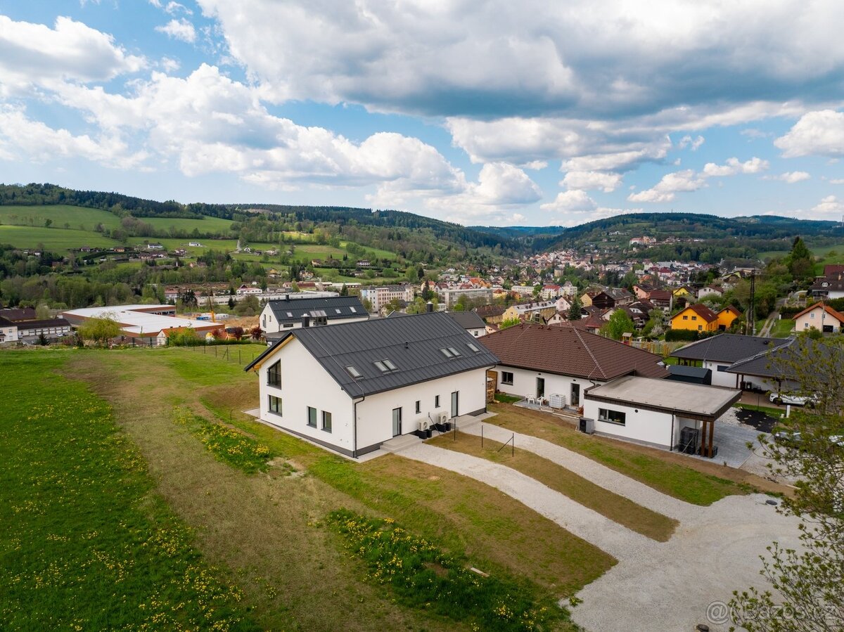 Prodej poloviny moderního dvojdomu 5+kk (130 m²) s privátní