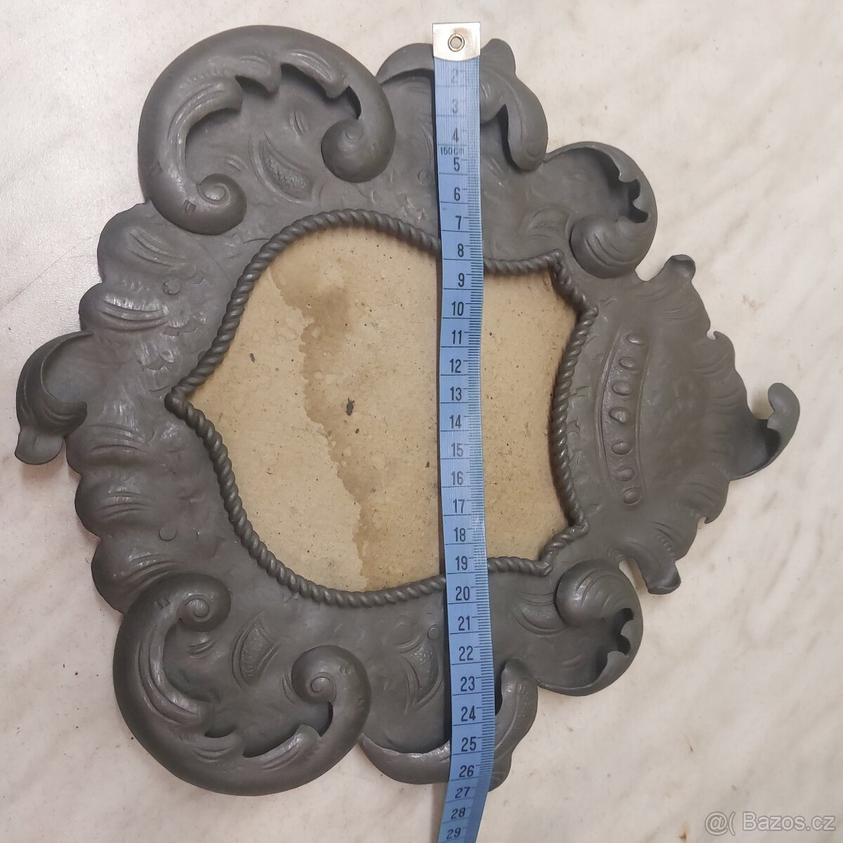 Starý plechový rámeček.