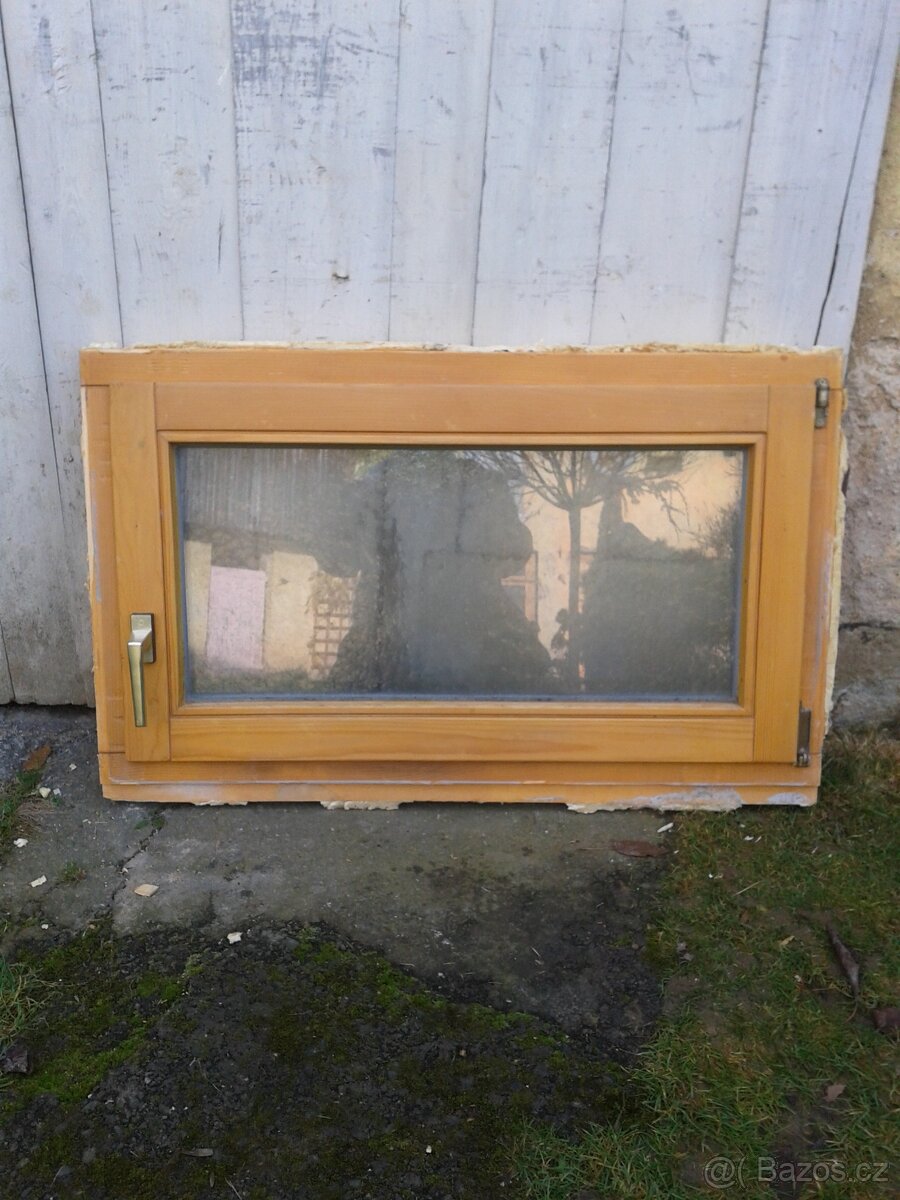 Dřevěné okno 99 x 61 cm - neprůhledné