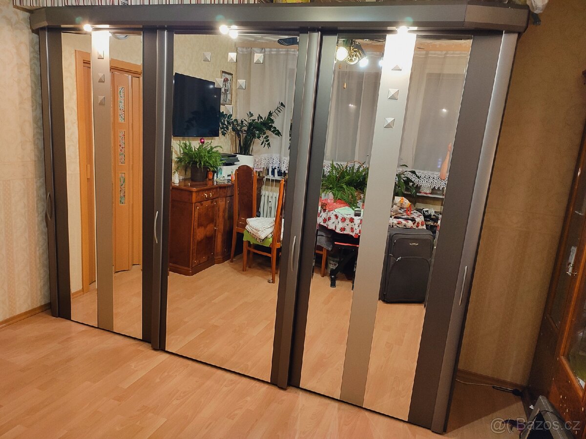 Šatní skříň Hülsta Metis Plus se zrcadlem a osvětlením