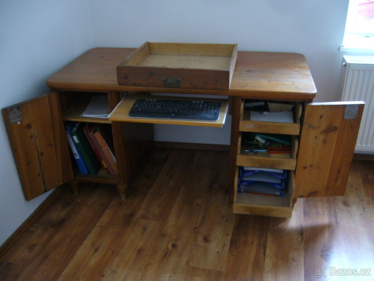 Stůl psací masiv dřevěný.