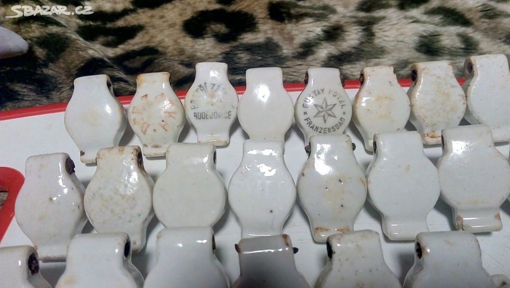Staré porcelánové víčka