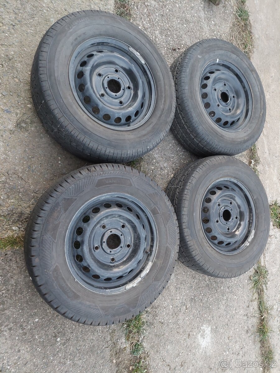 Sada kol na letních pneu na Ford Transit 235/65 R16.