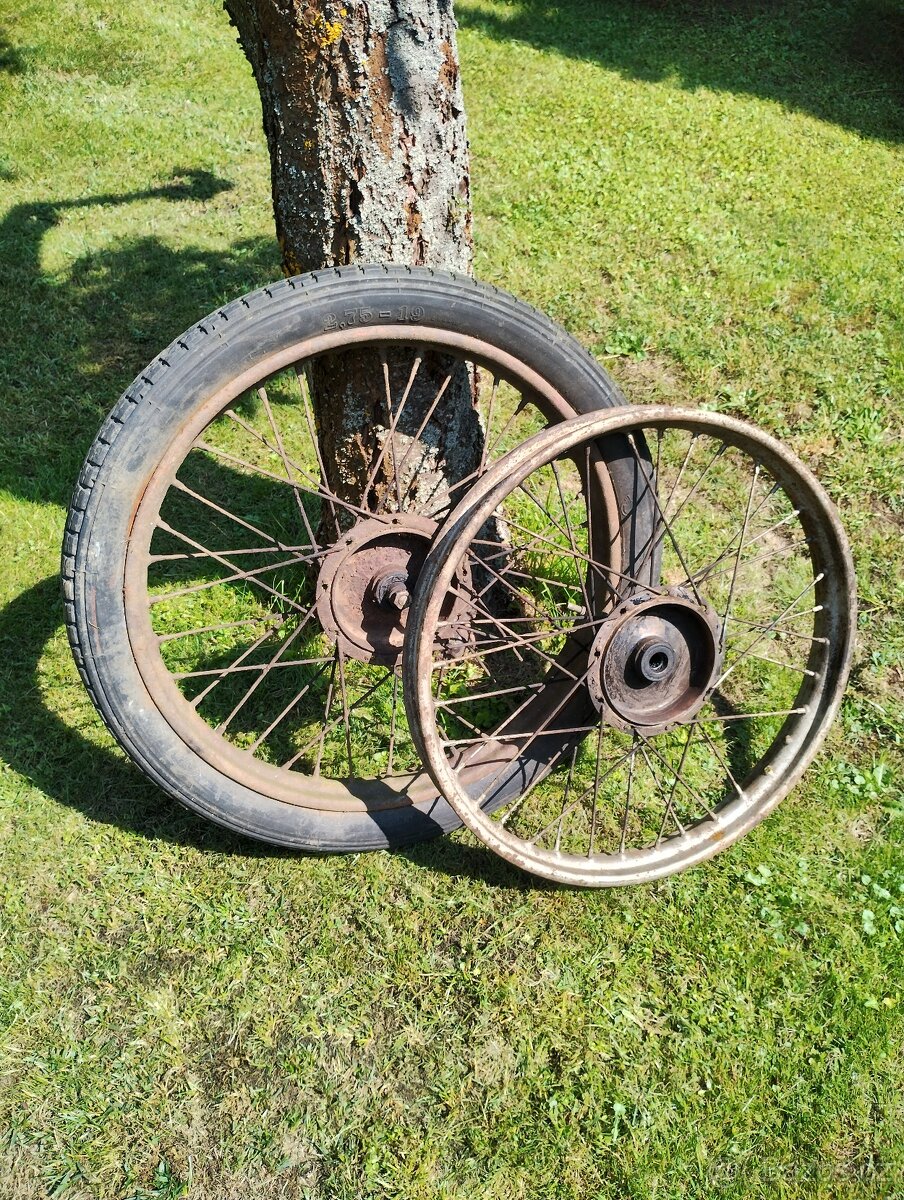 Prodám kola na motocykl ČZ 150C v hezkém stavu