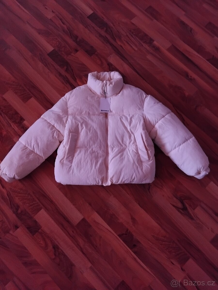 Peřinová krémová bunda značky Bershka