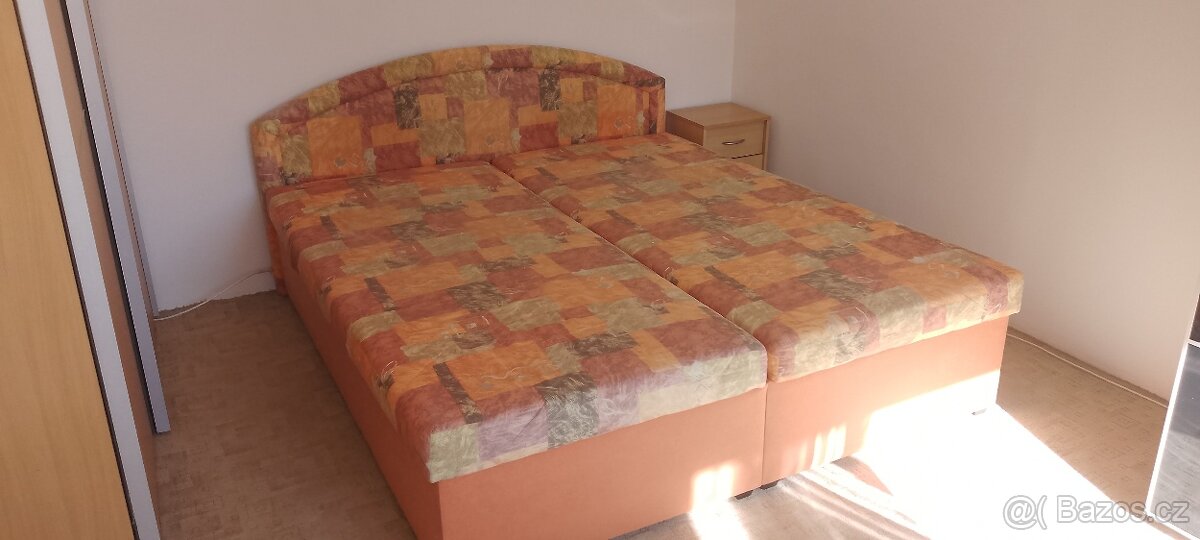 Manželská postel s úložným prostorem