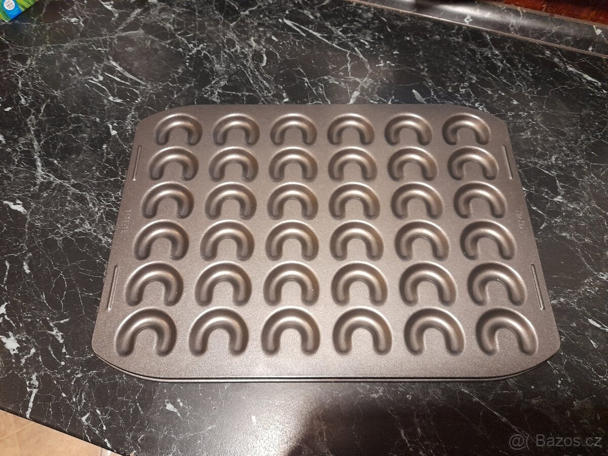 Pečící plechy na vanilkové rohlíčky