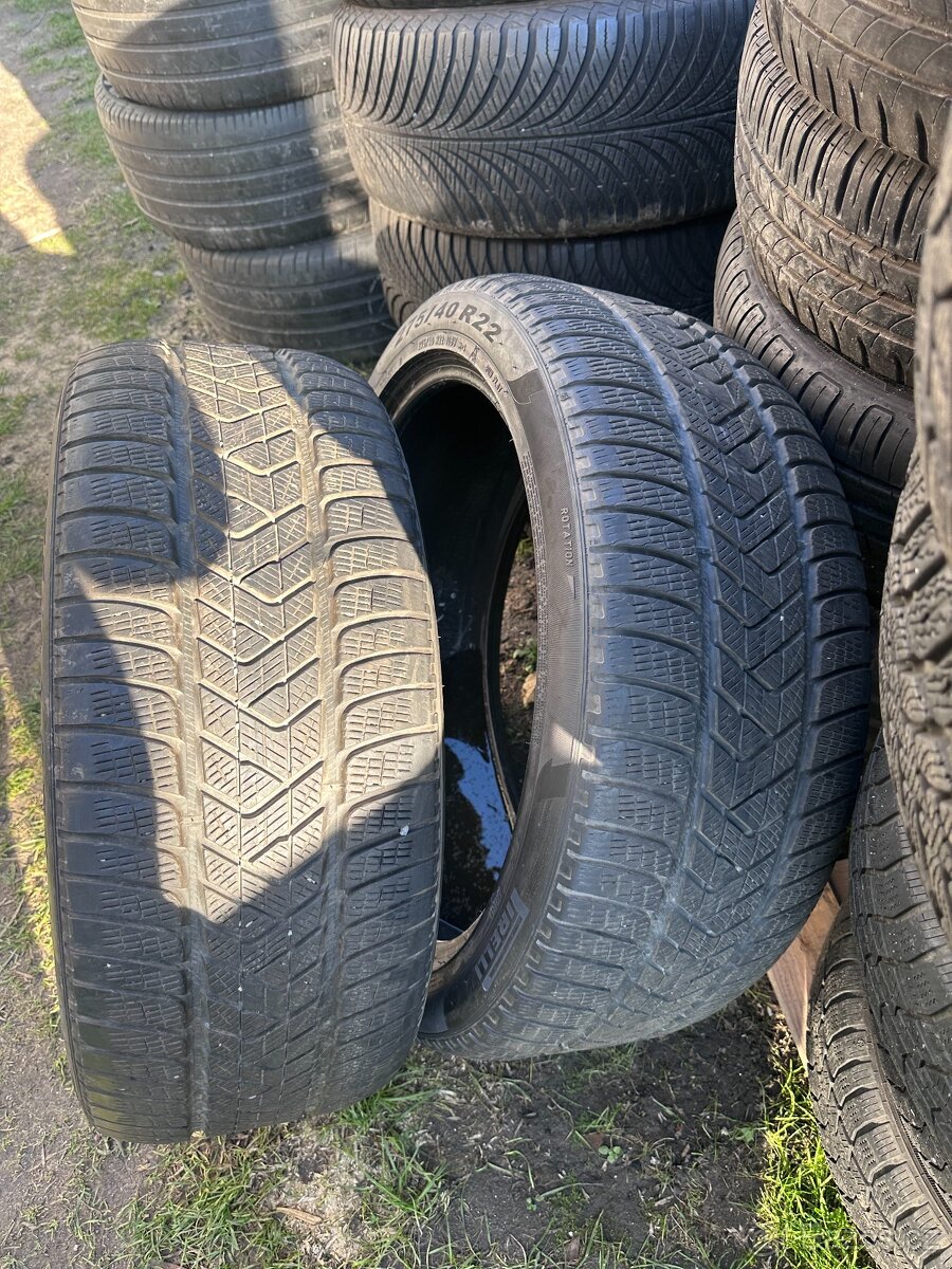 Zimní 2ks pneu 275/40 R22 - Pirelli
