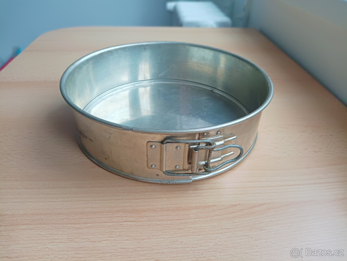 Retro rozkládací kovová forma na dort - Made in ČSSR
