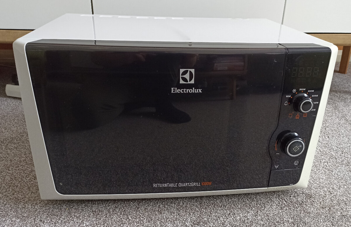 Plně funkční mikrovlnná trouba Electrolux s grilem