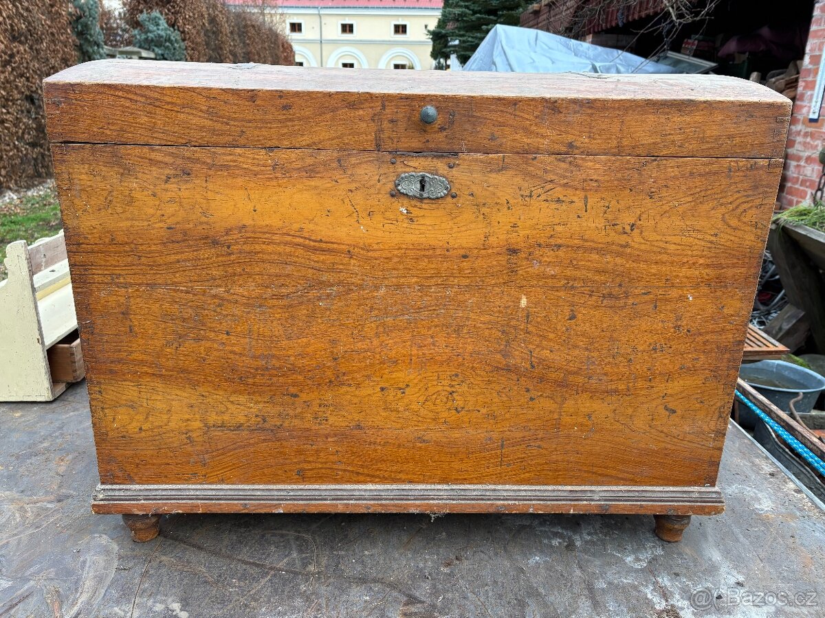 Velka dřevěná truhla