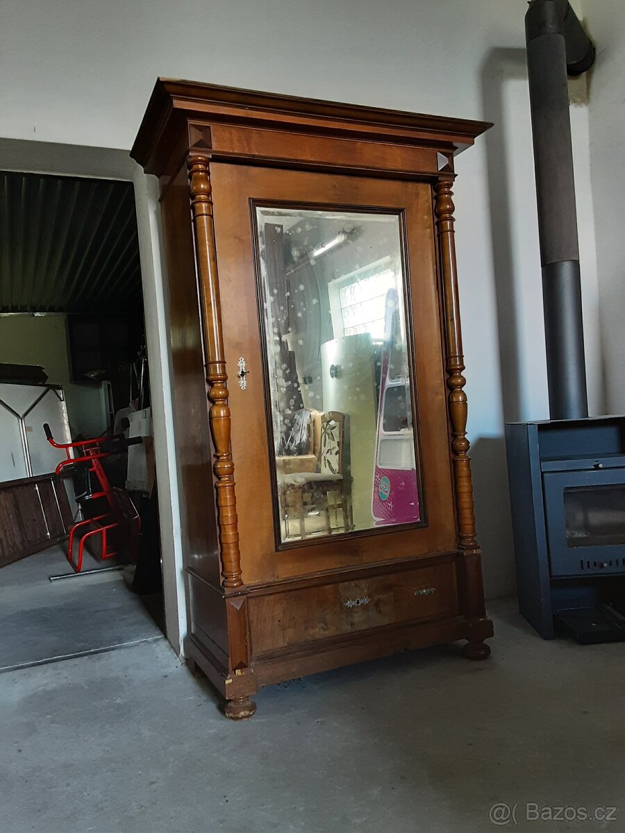 Starožitná šatní skříň