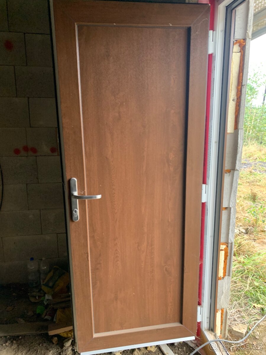 Prodám plastové dveře - vchodové a balkónové.
