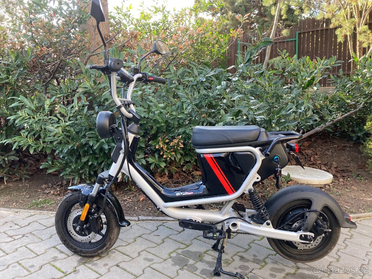 Elektromotorka NIU IUm Pro se šlapátky a s rekuperací