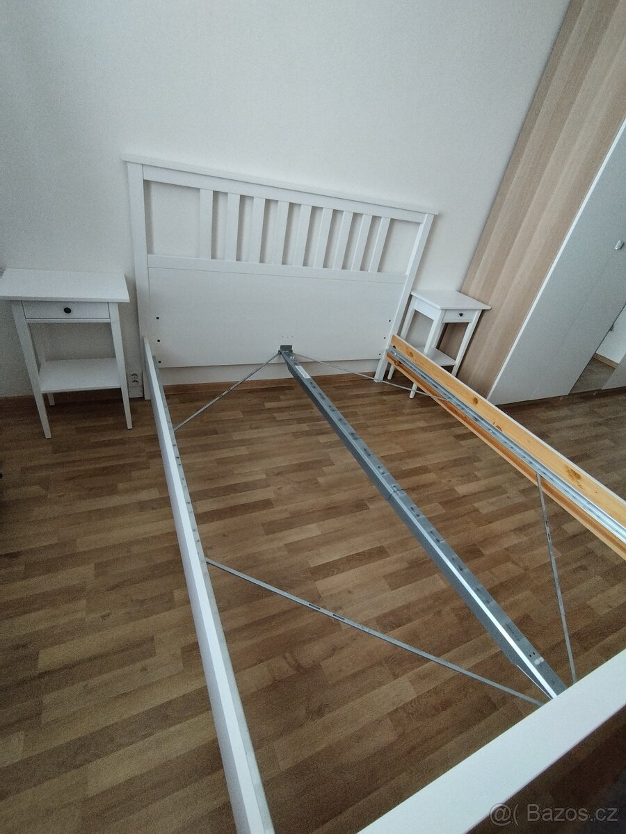 Manželská postel HEMNES (IKEA) + noční stolky