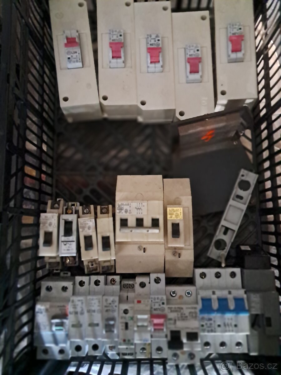 Jističe a různý elektromaterial