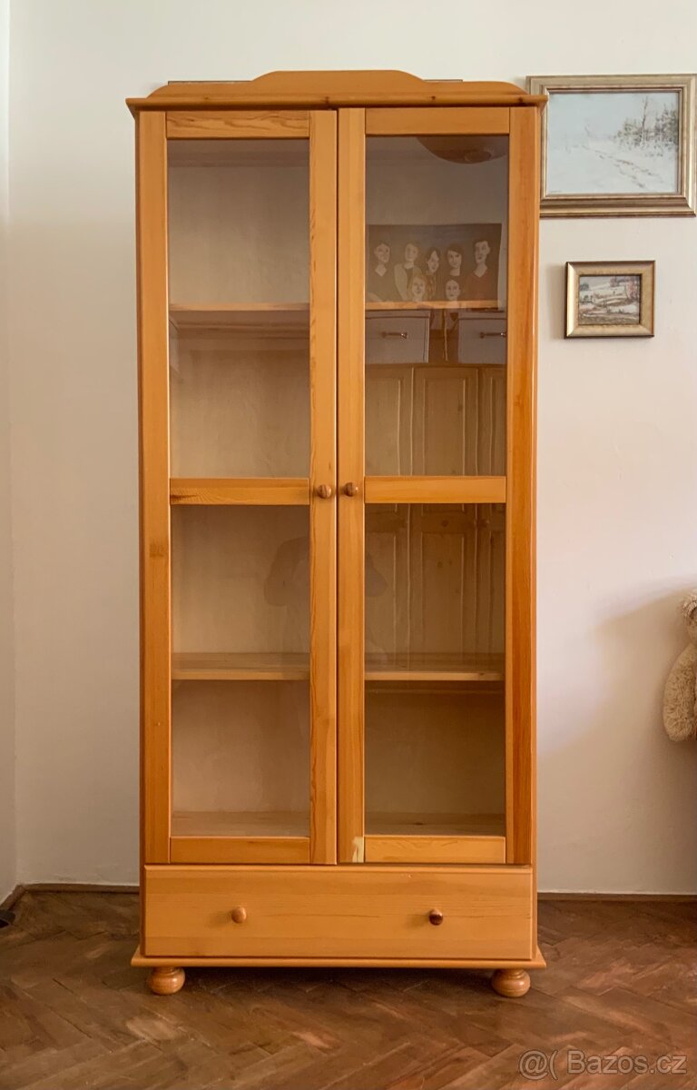 Zánovní vitrína Idea z masivního dřeva