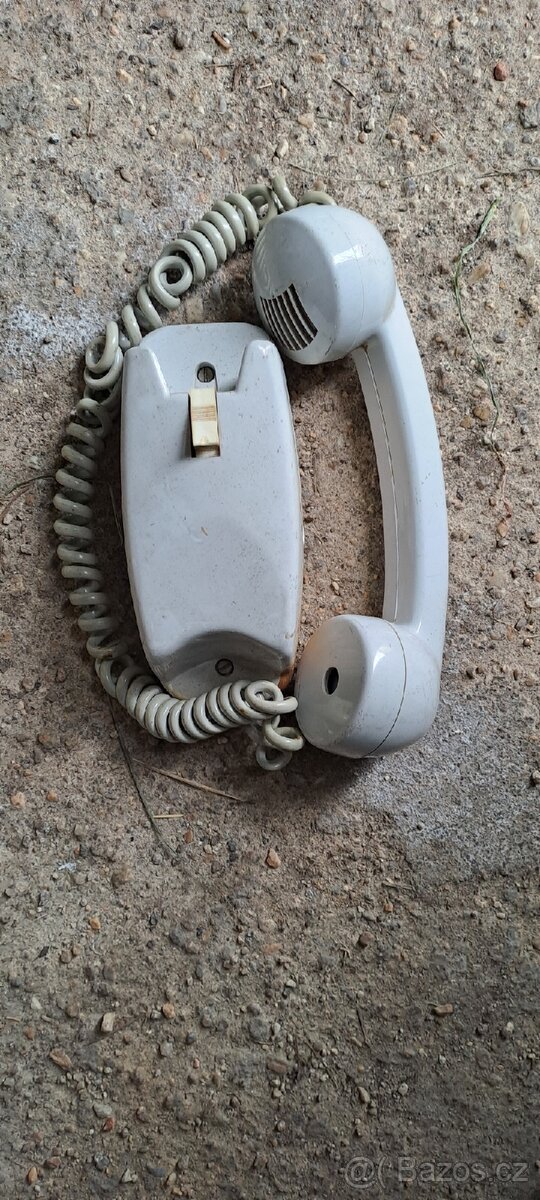 Retro bytovkový telefon