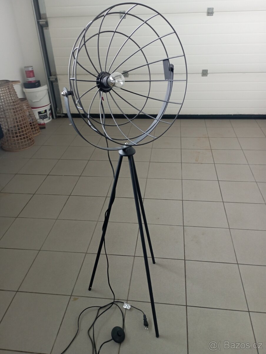Designová kovová lampa