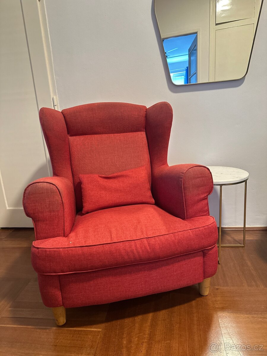 Červené křeslo IKEA