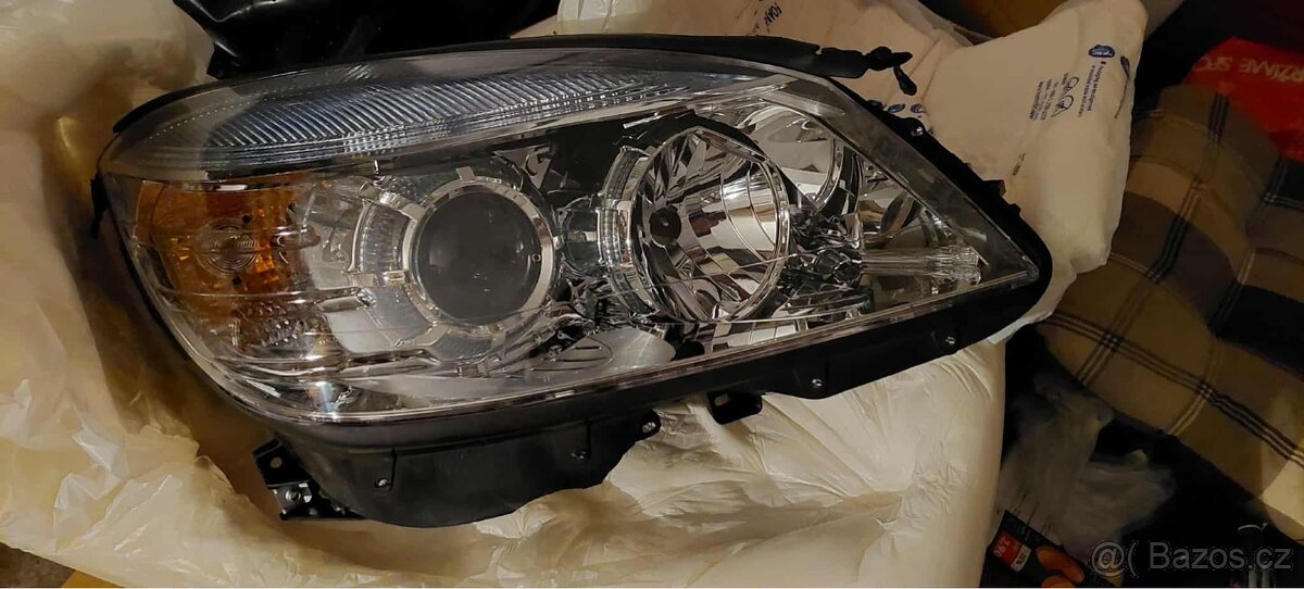 Mercedes benz c220 cdi w204 pravé přední světlo
