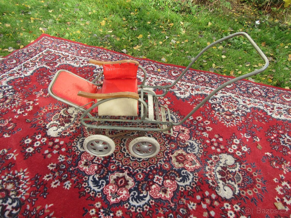 Nabízím historický kočárek pro panenky. Původní stav. Jen c