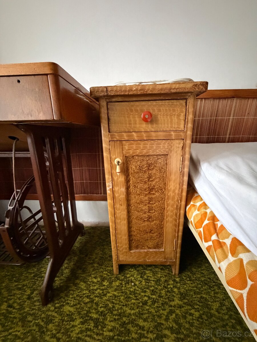 2 nocni stolky k toaletnímu stolku se zrcadlem