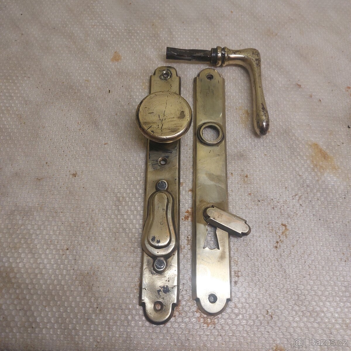 Sada mosaznýcĥ štítků a kliky.