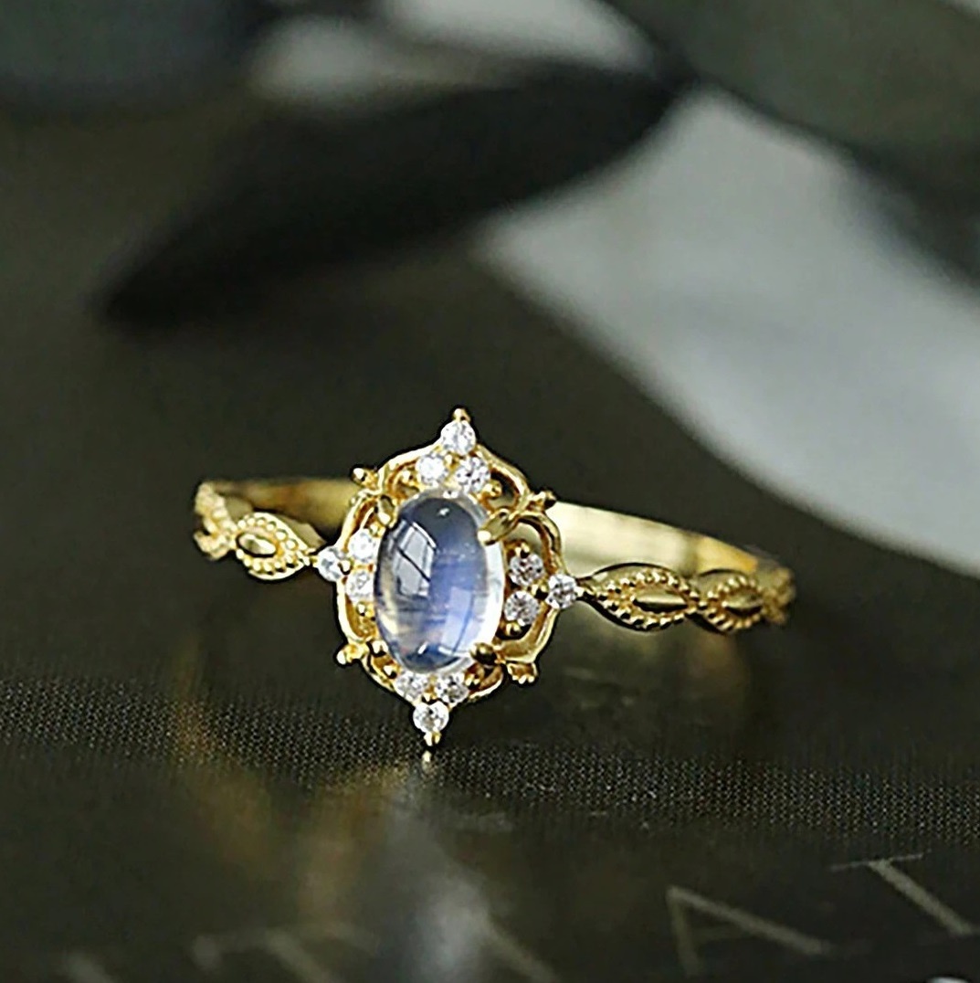 Stříbrný prsten pozlacený s měsíčním kamenem Ag925