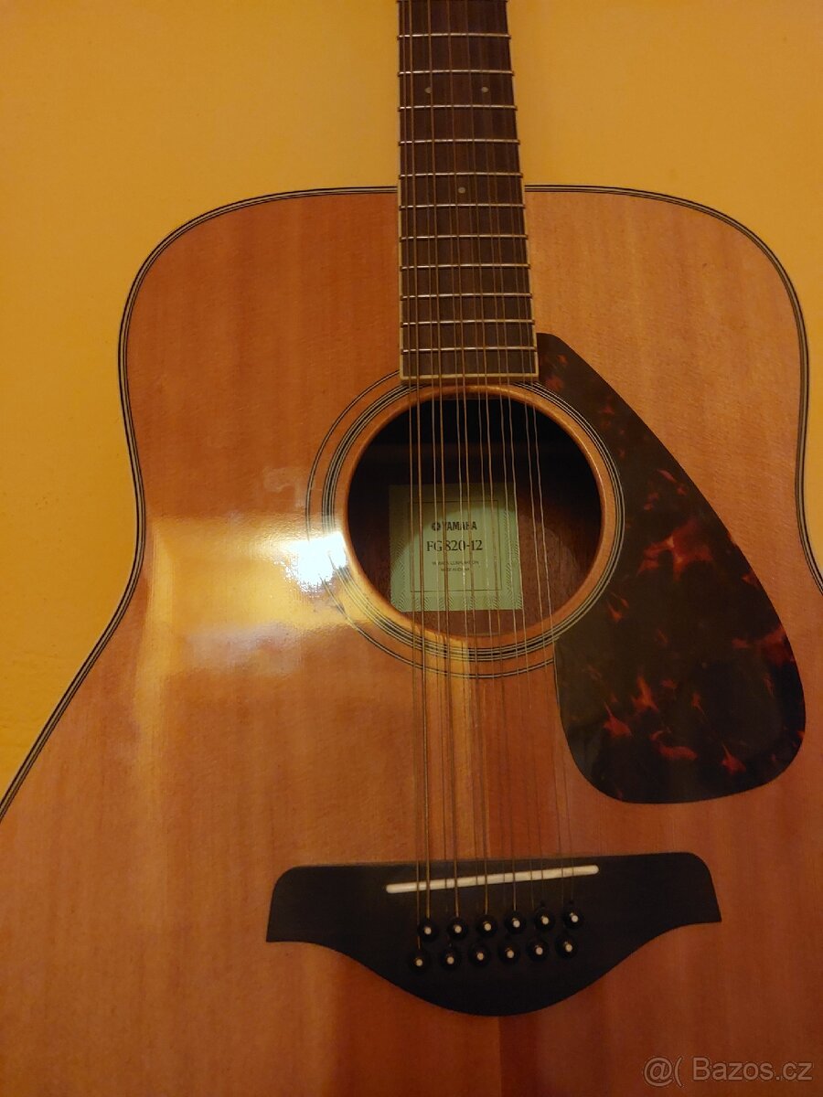 Akustická kytara Yamaha FG820-12