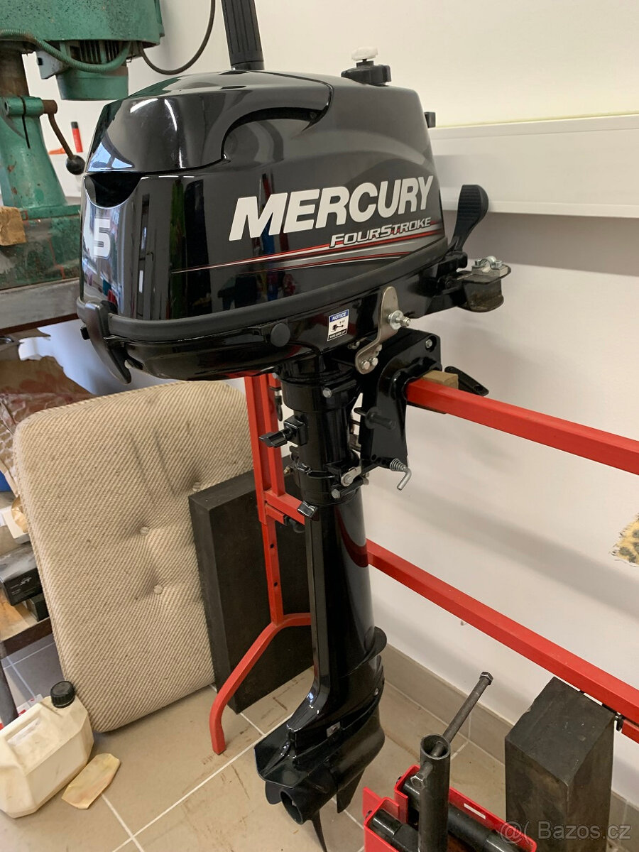 Závěsný lodní motor Mercury 5hp s dlouhou nohou.