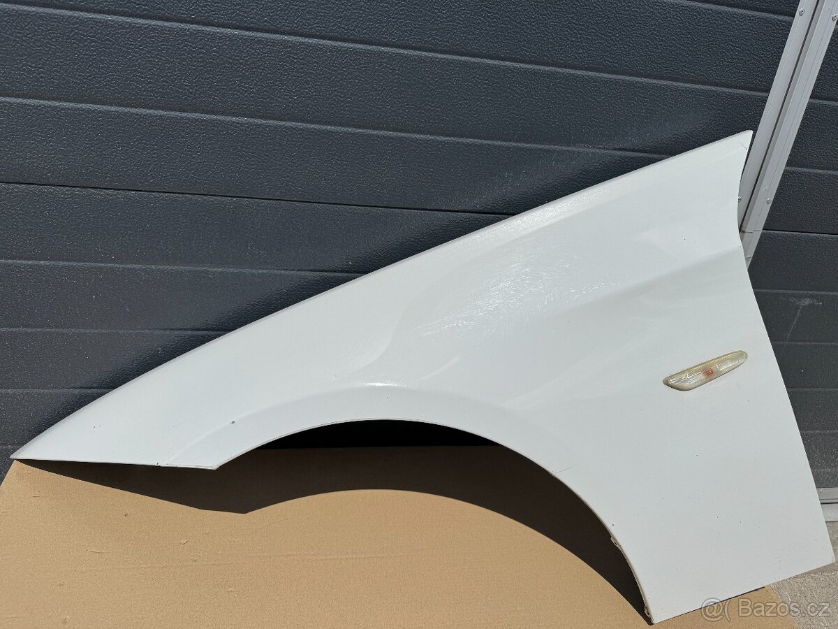 Přední blatník BMW E90/ E91 levý , kód barvy 300