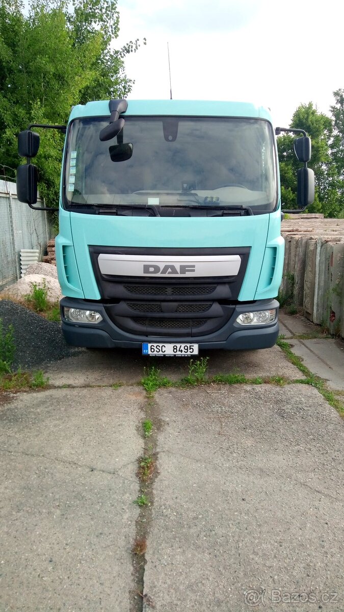 Nákladní automobil DAF LF 180 s hákem na ABROLL kontejner.