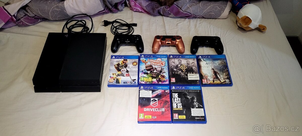 PS4 Classic + 3 ovladače (jeden funglovka) + 6 her