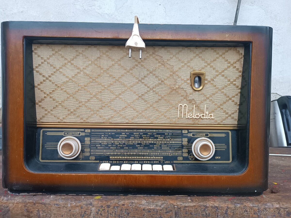 Retro rádio Tesla 527 A