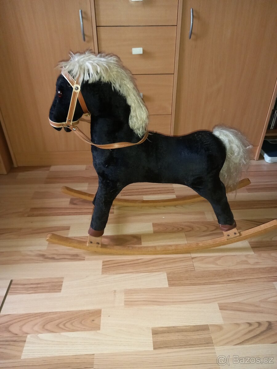 Nabízím k prodeji houpacího koníka tmavé barvy.