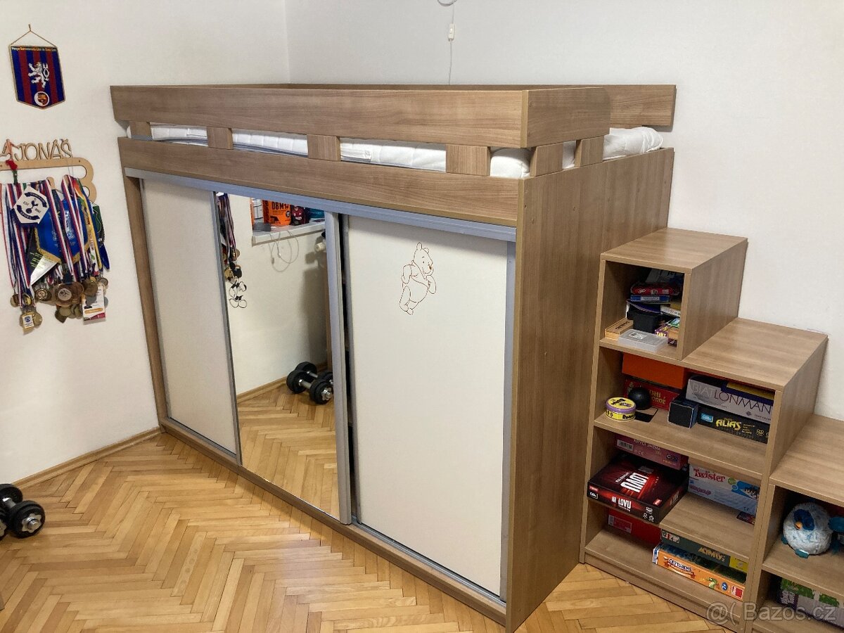Vyvýšená postel se skříňí