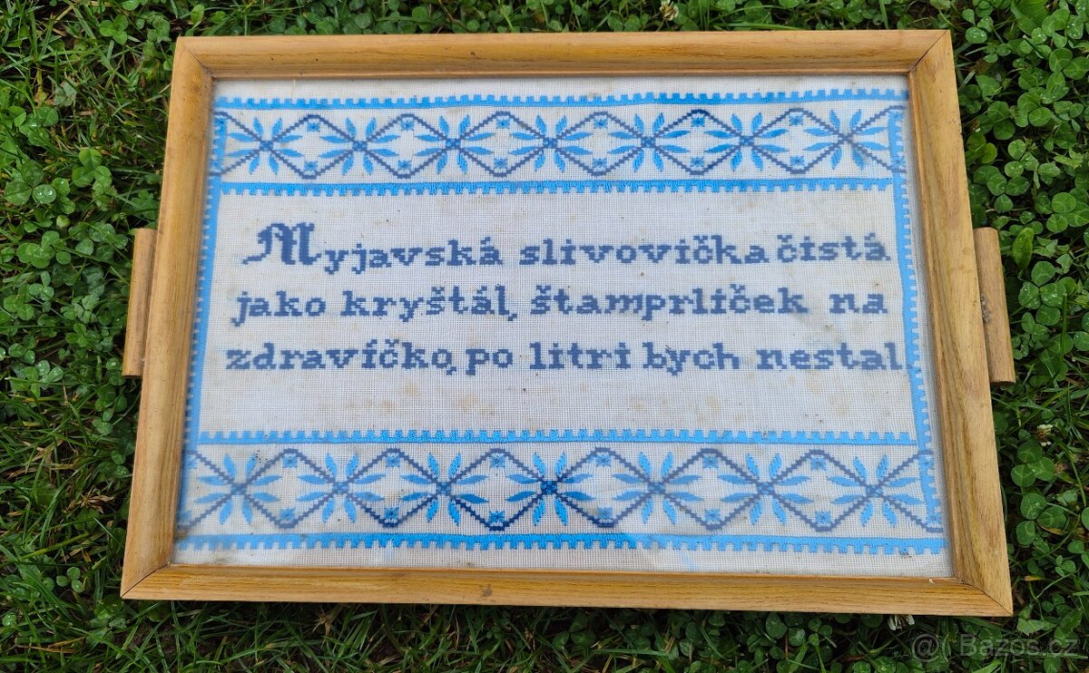 Starý tácek na ,panáčky, stará výšivka