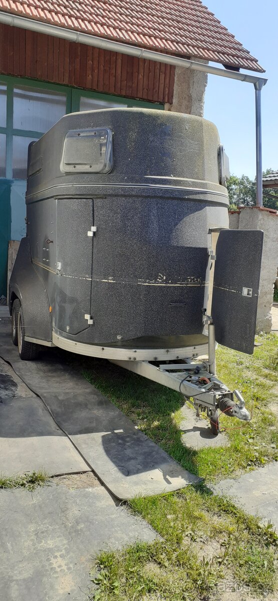 Přepravník 2 koní celolaminátový se sedlovnou